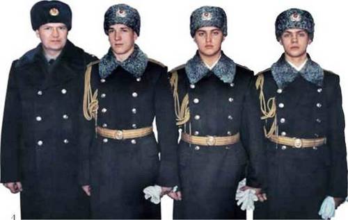 Начальник штаба полка полковник О.П. Галкин с первой сменой почетного караула у могилы Неизвестного солдата: старший сержант М.П. Волгунов, ефрейторы Р.В.Чернобуров, А.С. Горбашков. 12 декабря 1997 г. Начальник штаба полка полковник О.П. Галкин с первой сменой почетного караула у могилы Неизвестного солдата: старший сержант М.П. Волгунов, ефрейторы Р.В.Чернобуров, А.С. Горбашков. 12 декабря 1997 г.