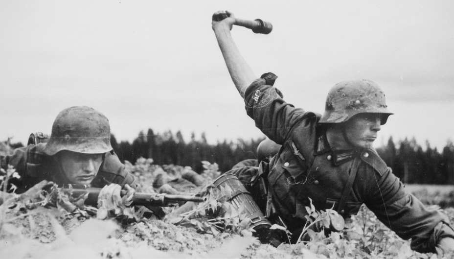 Немецкие солдаты в касках М35 или М40. http://www.wwii-info.net - Чья каска была лучше?