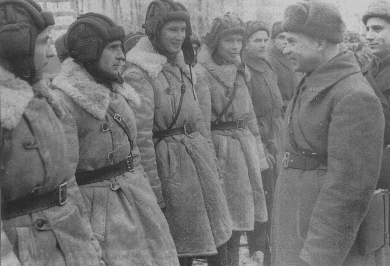 Советские танкисты в полушубках