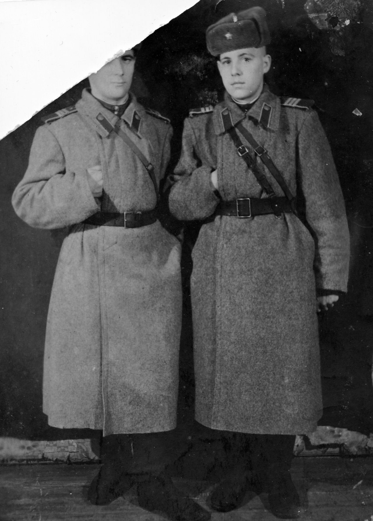 Сержанты в шинелях РККА. 1945 г.